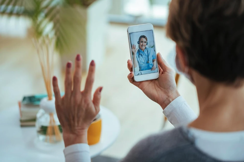 Paciente en una consulta médica online mediante telemedicina