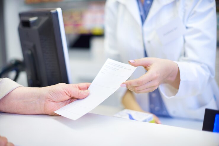 Paciente utilizando una Receta médica en la farmacia